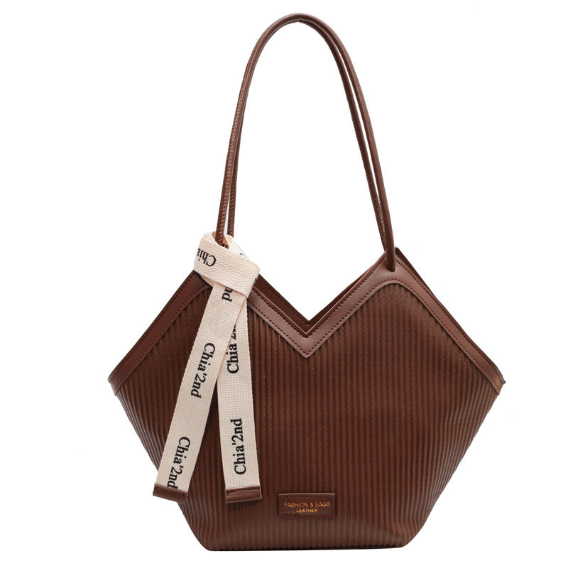 This year's popular niche design bags 2022 autumn and winter new women's bags fashion commuting shoulder bag portable tote bag